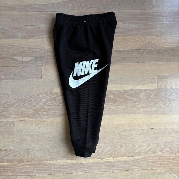 Boys black nike logo jogger sweatpants size 5 nwt - Picture 2 of 2